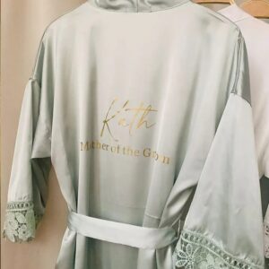 Bata de novia verde personalizada, Kimono de dama de honor de boda, albornoces verdes salvia, sedosos y detalles de encaje, vestido de fiesta nupcial