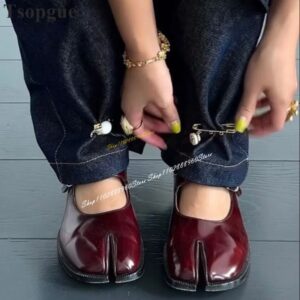 Tabi-Zapatos planos de charol Burdeos Para mujer, calzado elegante con correa de hebilla y Punta dividida, a la moda, 2024