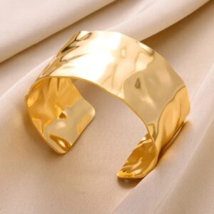 Exquisitos brazaletes abiertos con patrón de golpe clásico para mujer, pulsera de puño, Color dorado, adorno de mano de acero inoxidable, regalo